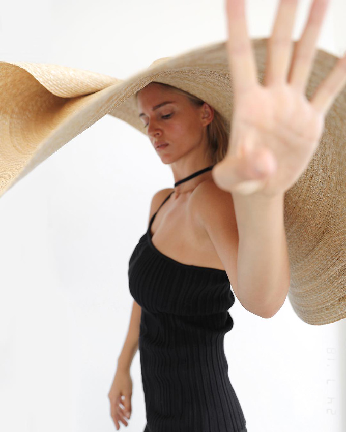 Si � 25 ans tu ne poss�des pas une capeline Jacquemus, c'est que tu n'es pas une influenceuse digne de ce nom...