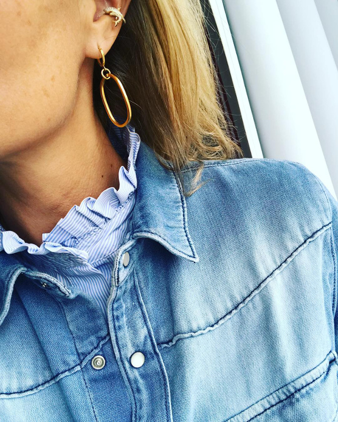 Chemise en jean + chemise ray�e � col volant� = le bon mix