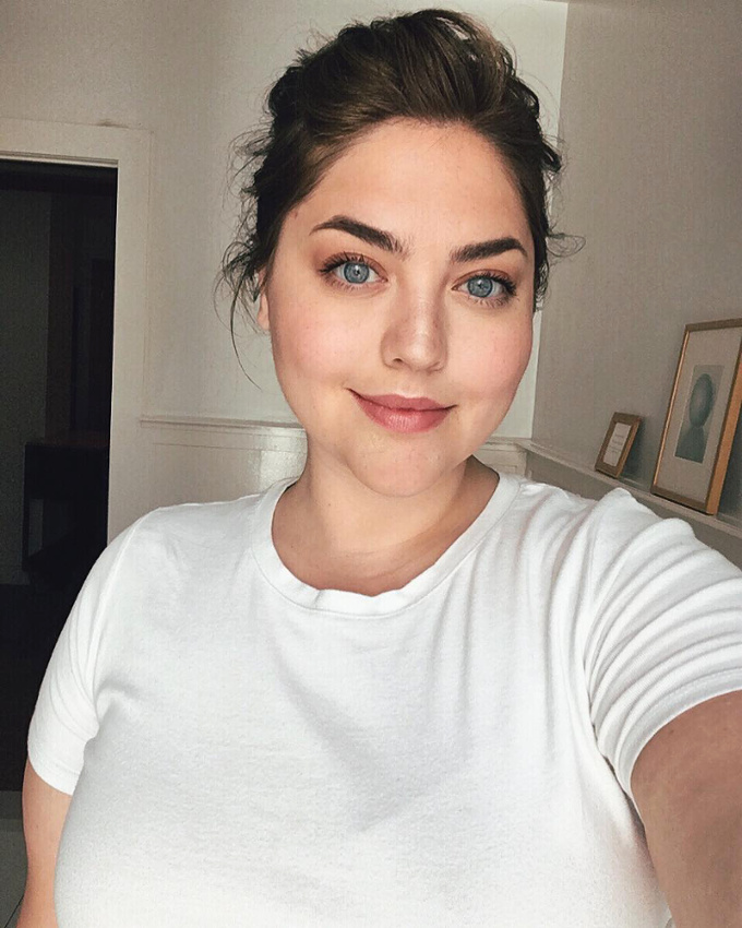 Tee-shirt blanc + make-up l�g�rement soutenu = le bon mix