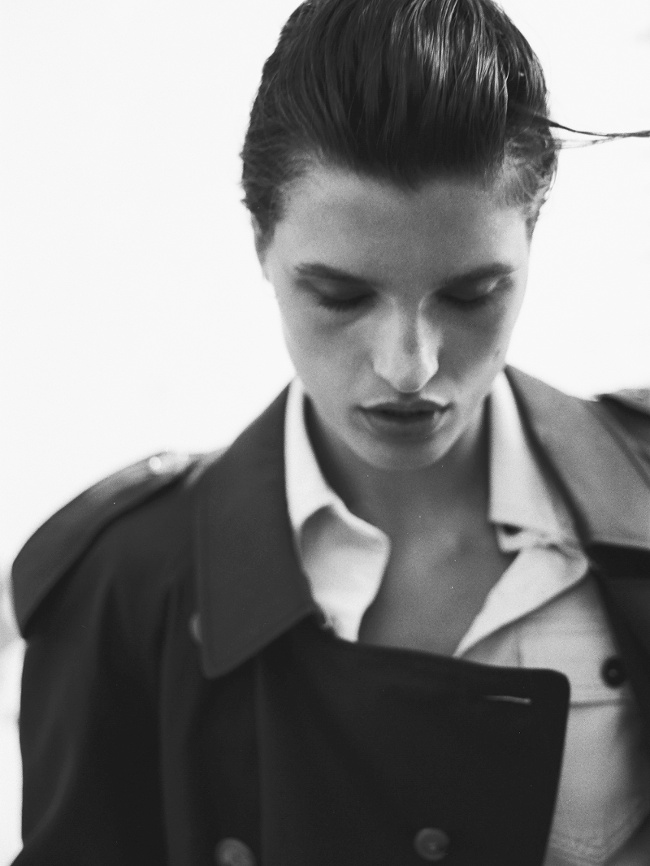 Plus le trench se veut masculin, plus il r�v�le son potentiel de sensualit�...