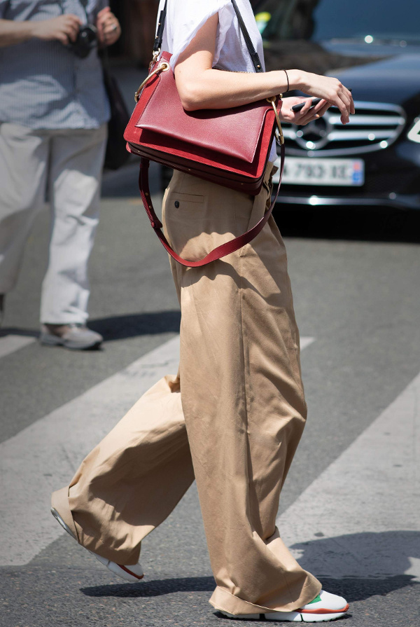 Pantalon ultra large camel + runnings + sac rouge + tee shirt blanc = le bon mix