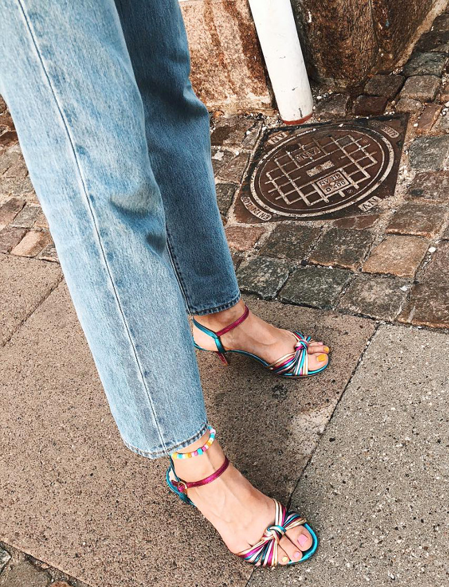 Mixer un jean droit � une paire de sandales ultra girly se r�v�le souvent �tre une bonne id�e