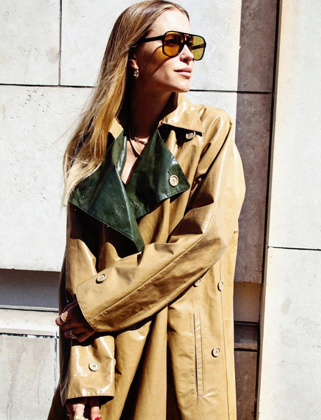 M�lant aspect cir� et revers vert bouteille, ce trench C�line ne manque pas de charme !