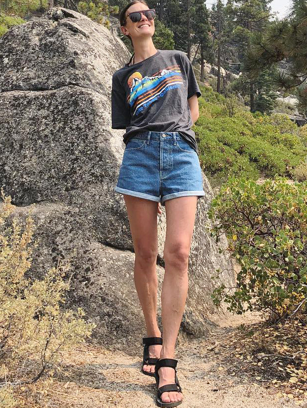 M�lant short en jean un brin large et tee-shirt 