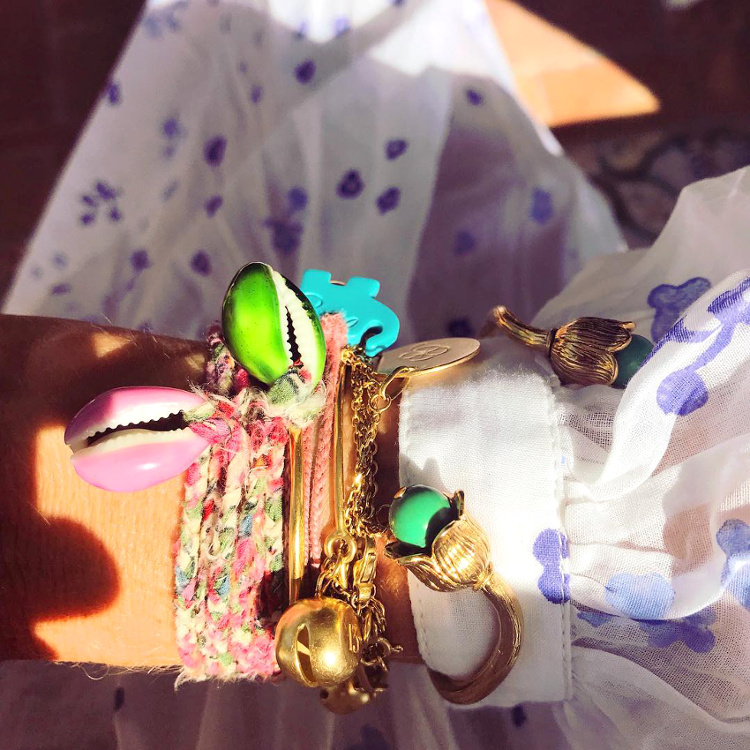 Accumuler un millier de breloques au poignet : l'un des petits plaisirs de l'�t� !