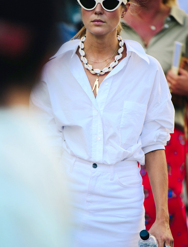 Le collier de coquillages semble vouloir jouer dans la cour des grands !