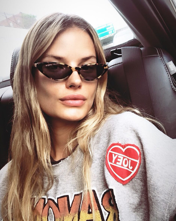 Lunettes de soleil n�o cat-eye + sweat un brin us� = le bon mix