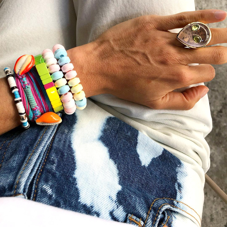 Le collier de bonbons port� en bracelet, l'ultime bijou fantaisie ?