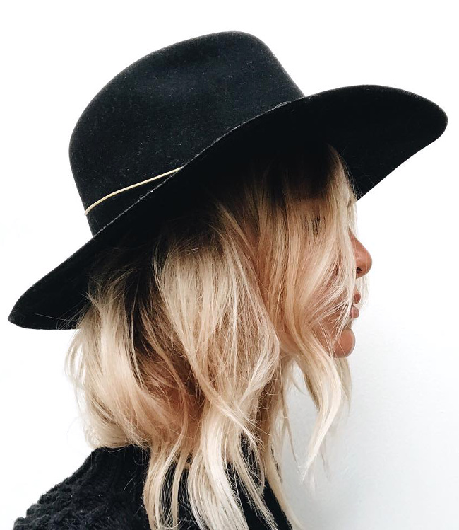 Fedora noir + blond estival = le bon mix