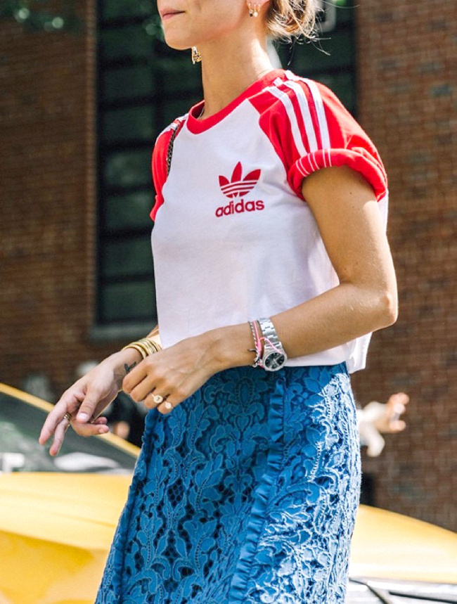 On ne se lasse pas du duo tee-shirt sporty r�tro/jupe en dentelle !