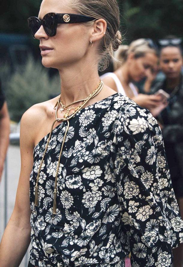 Imprim� floral noir et blanc + �paules asym�triques + accumulation de colliers = le bon mix