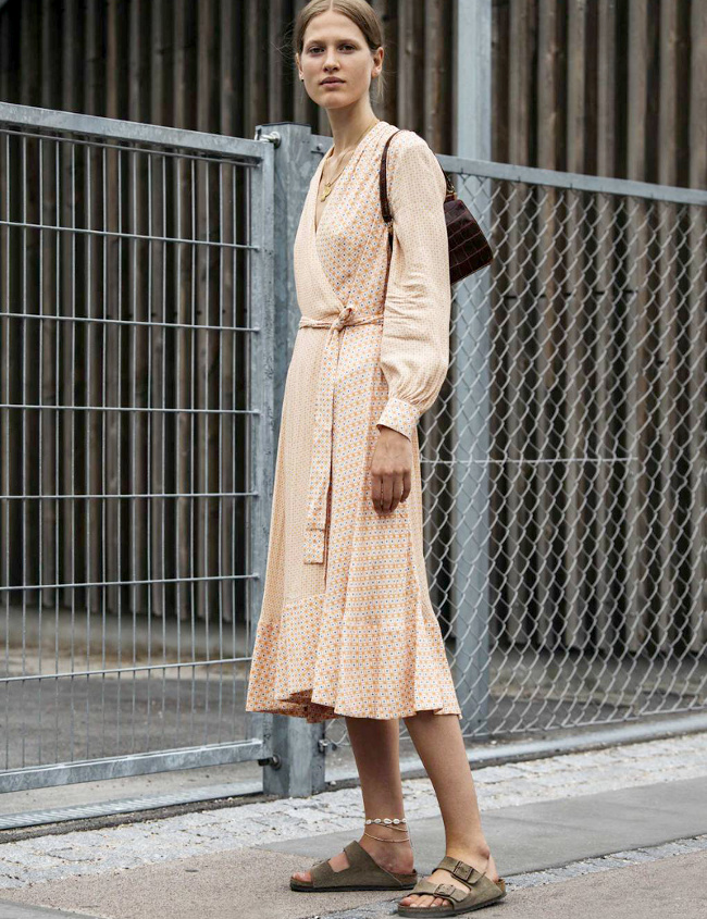 Robe portefeuille abricot light + Birkenstock en cuir naturel = le bon mix