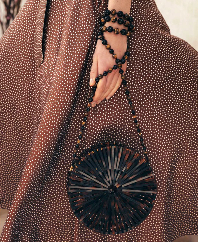 Pois blancs sur fond marron + texture effet �caille de tortue = le bon mix