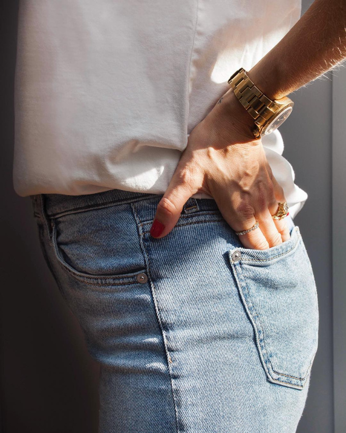 Rien de tel qu'une montre dor�e masculine pour rehausser le look jean/tee-shirt blanc !