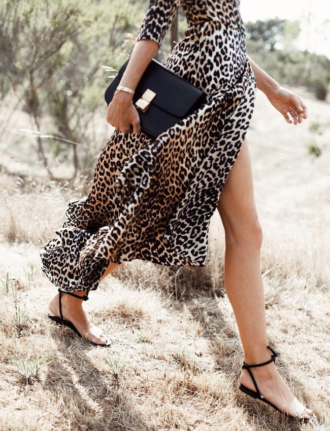 Robe l�opard + fine sandales noires + sac Classic = le bon mix