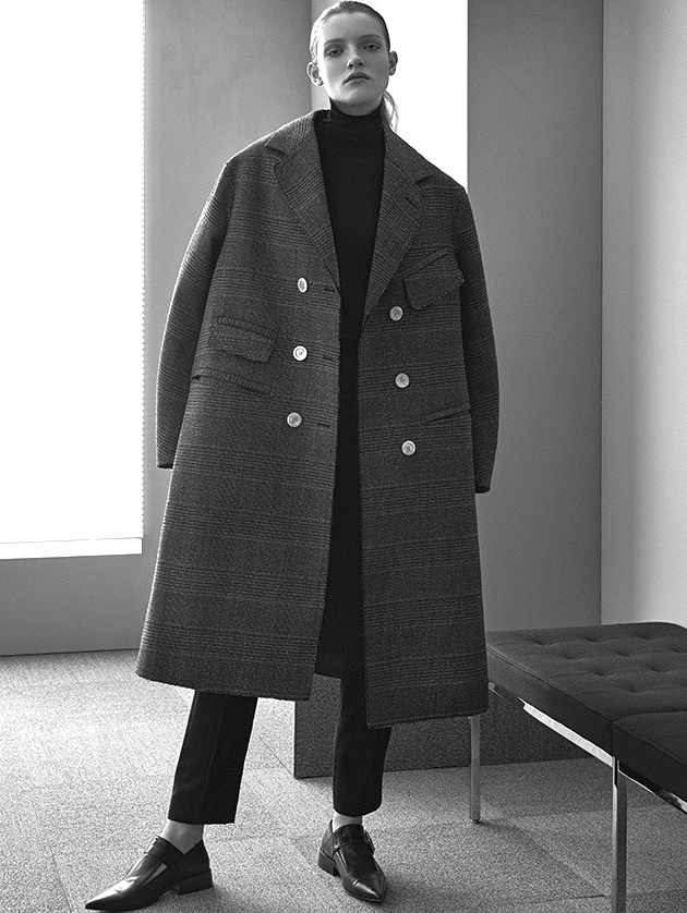 Toujours penser � d�gager la cheville lorsqu'il s'agit de dompter un manteau oversize...