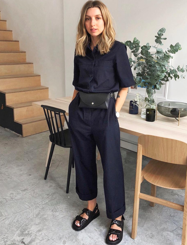 Port� en mode minimaliste, le sac banane devient presque acceptable