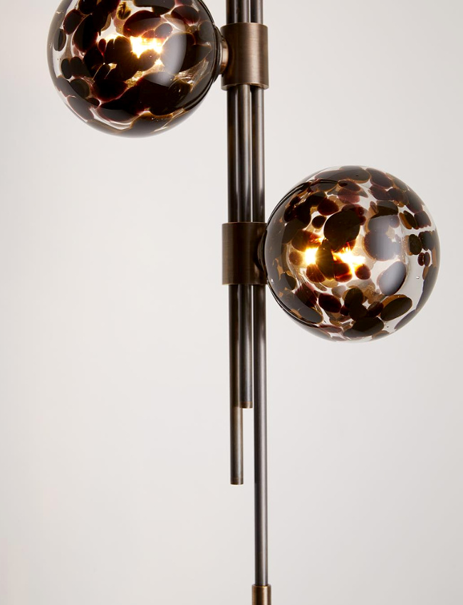 M�lant tachet� insolite et volume design, cette lampe a tout bon !