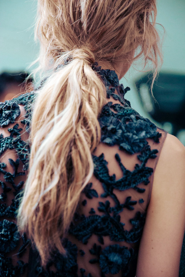 Coiffure coiff�e/d�coiff�e + robe sophistiqu�e = le bon mix