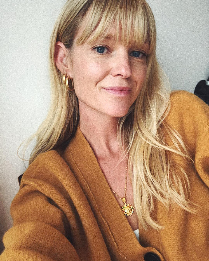 Rien de tel qu'un �pais gilet port� � m�me la peau pour sublimer un fin bijou dor� !