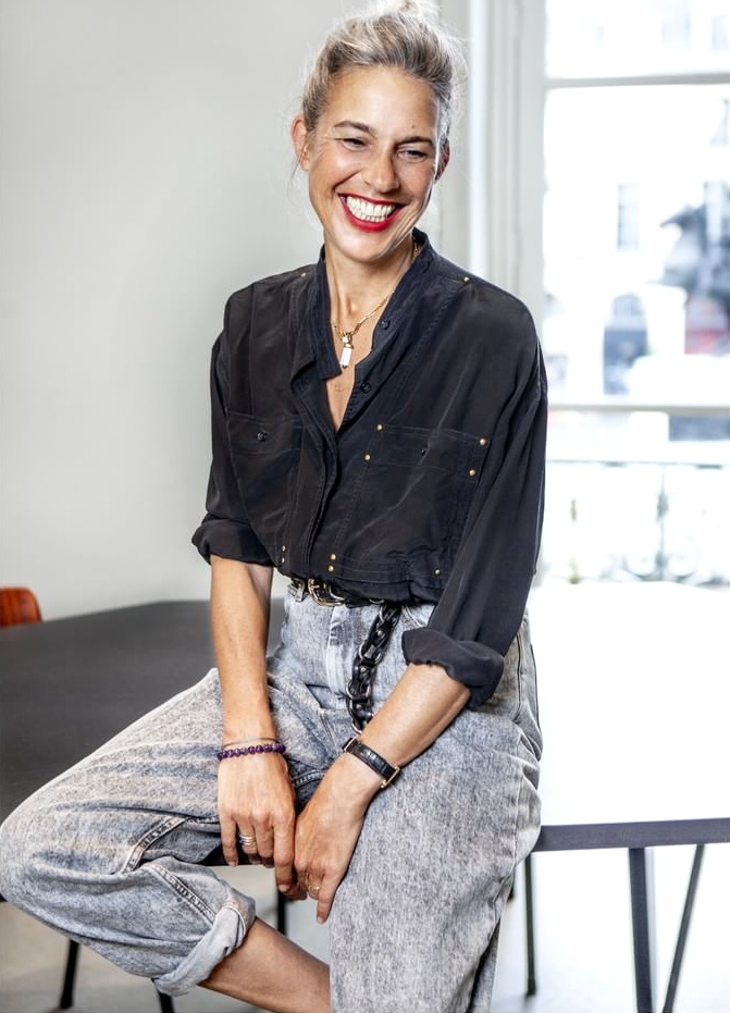 Rien de tel qu'un trait de rouge � l�vre pour rehausser une allure boyish/d�sinvolte !