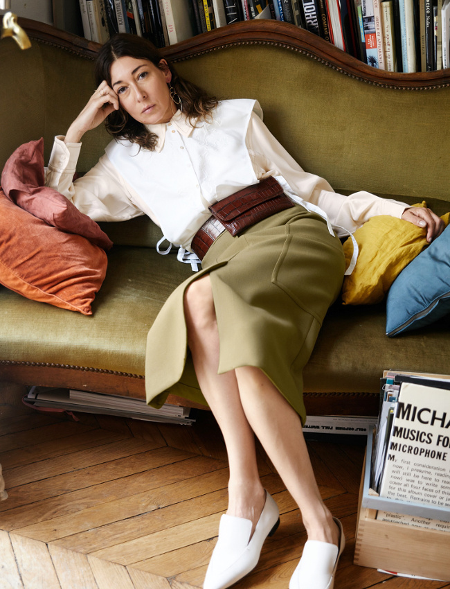 M�lant d�gaine faussement intello et teintes v�g�tales, ce look a tout bon !