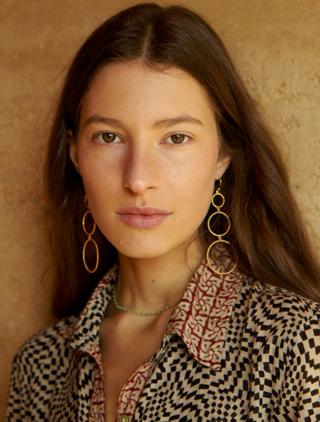 Bijoux fin + robe imprim�e + mine ultra naturelle = le bon mix