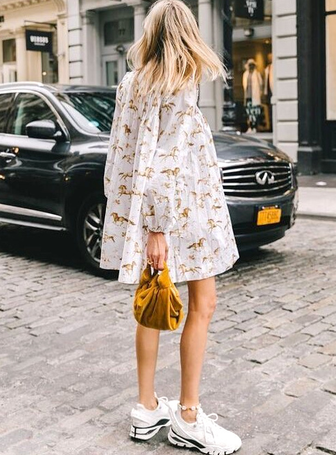 Baby doll imprim�e + ugly sneakers = le bon mix