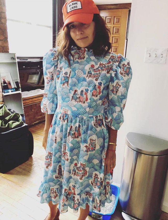 M�lant col montant et manches gigots, les tr�s en vogue robes Batsheva cr�ent parfois de curieux effets d'optiques...