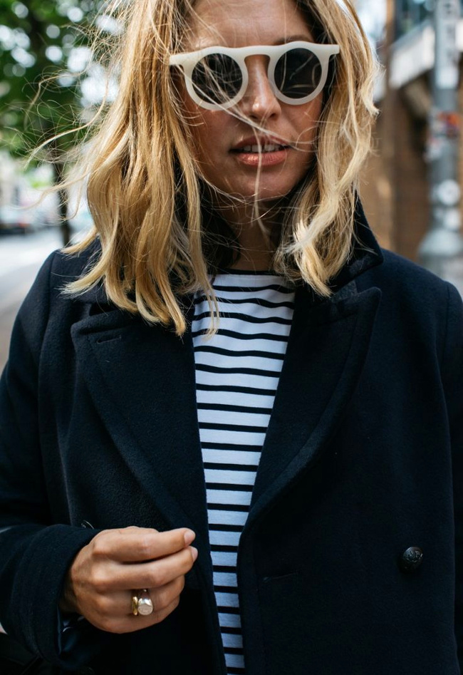 Rien de tel qu'une paire de lunettes de soleil l�g�rement conceptuelle pour booster une tenue casual/intemporelle !