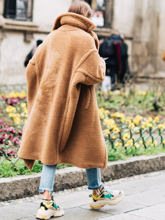 Maxi manteau doudou + ugly sneakers = le bon mix