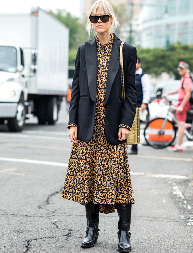 Veste de smoking + robe midi fleurie = le bon mix