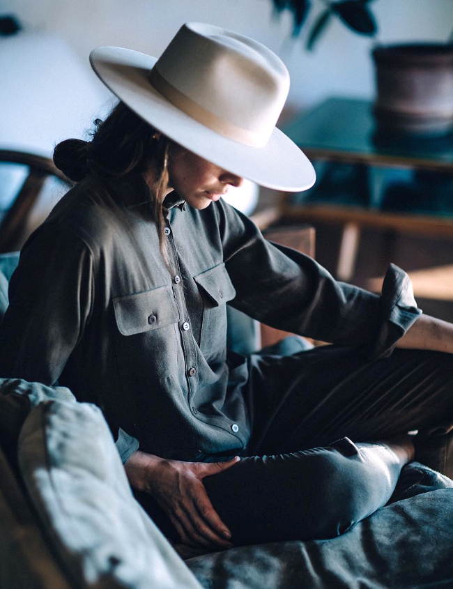 Combinaison pantalon + fedora � larges bords = le bon mix