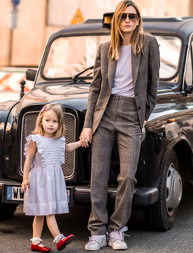 Rien de tel qu'une paire de baskets un brin massive pour twister un tailleur pantalon !