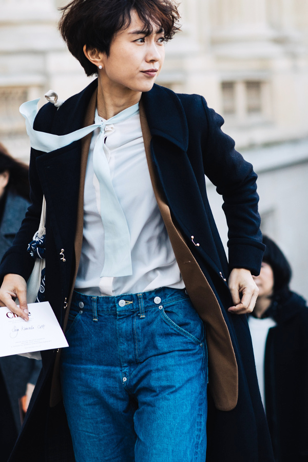 M�lant teintes classiques et �nergie casual chic, ce look a tout bon !