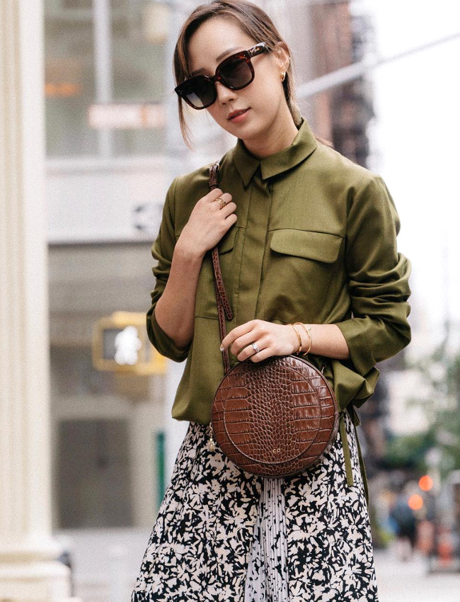 Cuir textur� + imprim� pliss� + kaki militaire = le bon mix