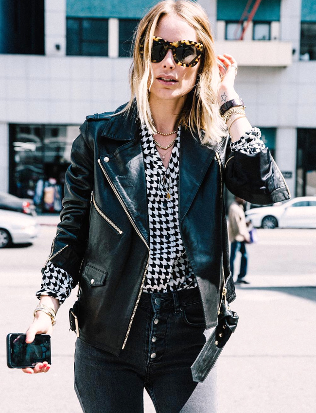 Rien de tel qu'une chemise � l'imprim� un brin classique pour twister un perfecto en cuir !