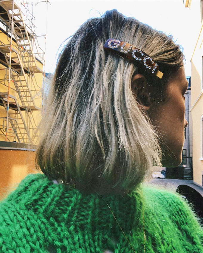 Barrette girly + gros pull mousseux = le bon mix