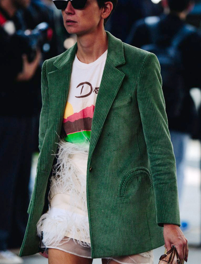 Rien de tel qu'un blazer en velours pour dompter une mini jupe � plumes !