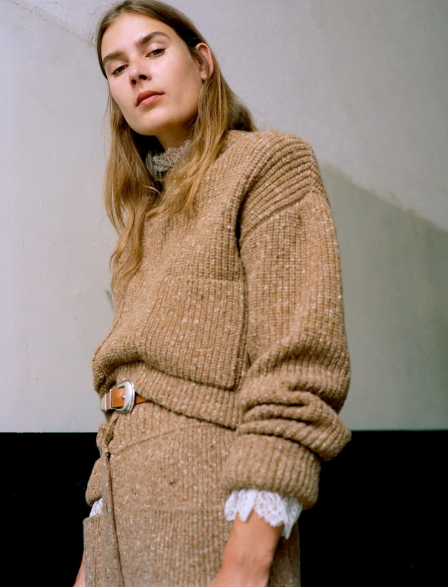 Rien de tel qu'une blouse en dentelle pour chiciser un pull !