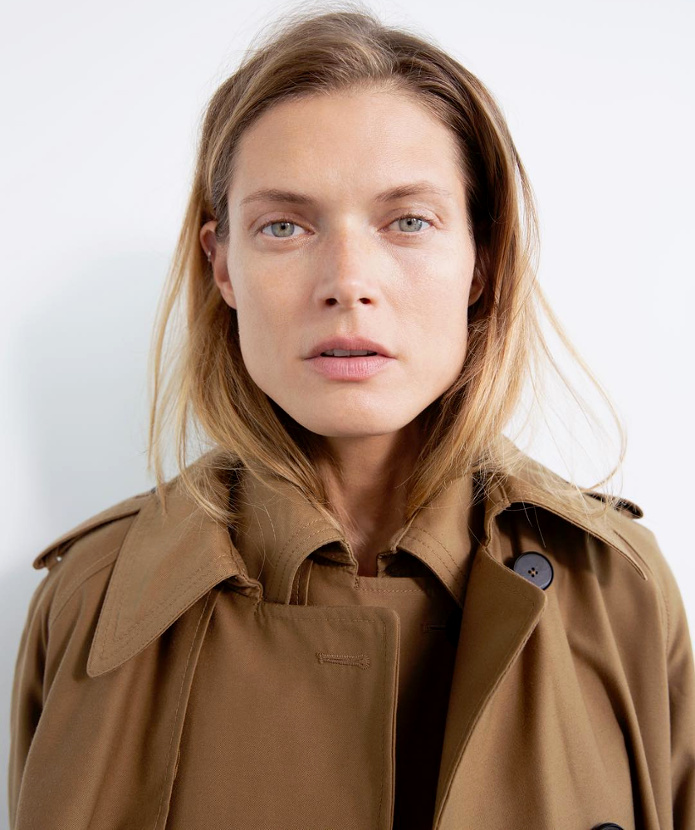 Trench + teint nude = le bon mix