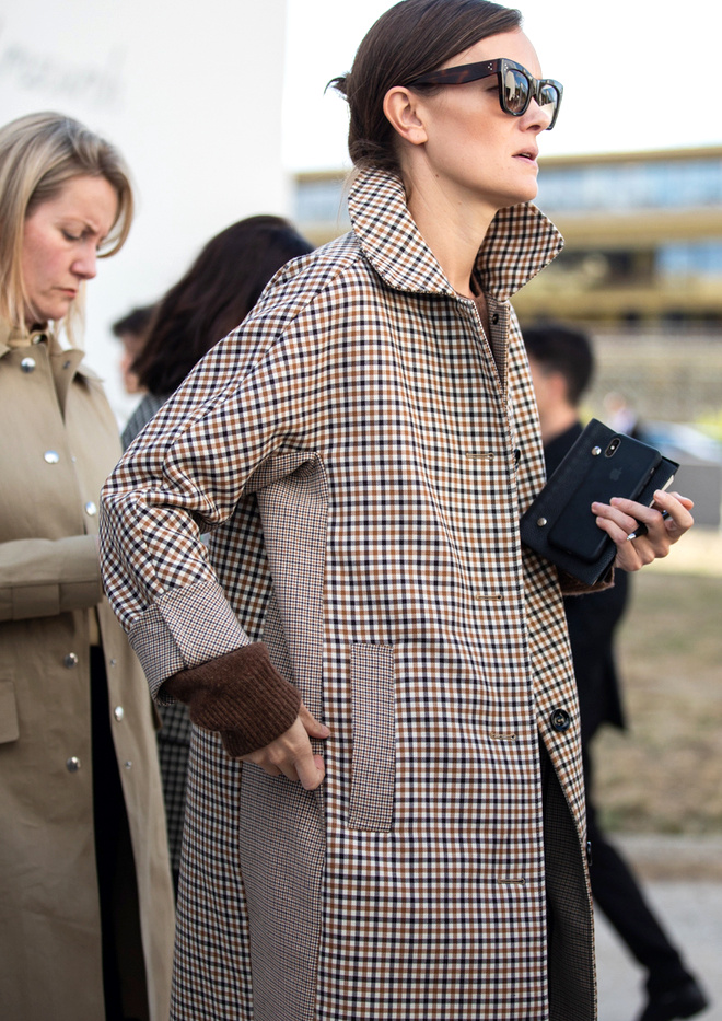 Imper � petits carreaux + pull marron mousseux + lunettes de star = le bon mix