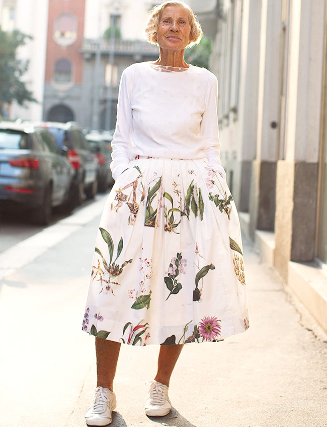 Ample jupe midi + baskets = le bon mix
