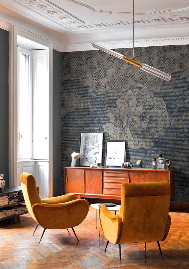 Papier peint baroque + meubles design = le bon mix