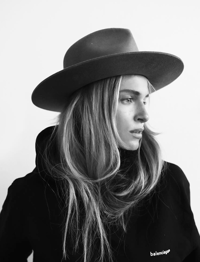 Sweat � capuche + fedora = le bon mix