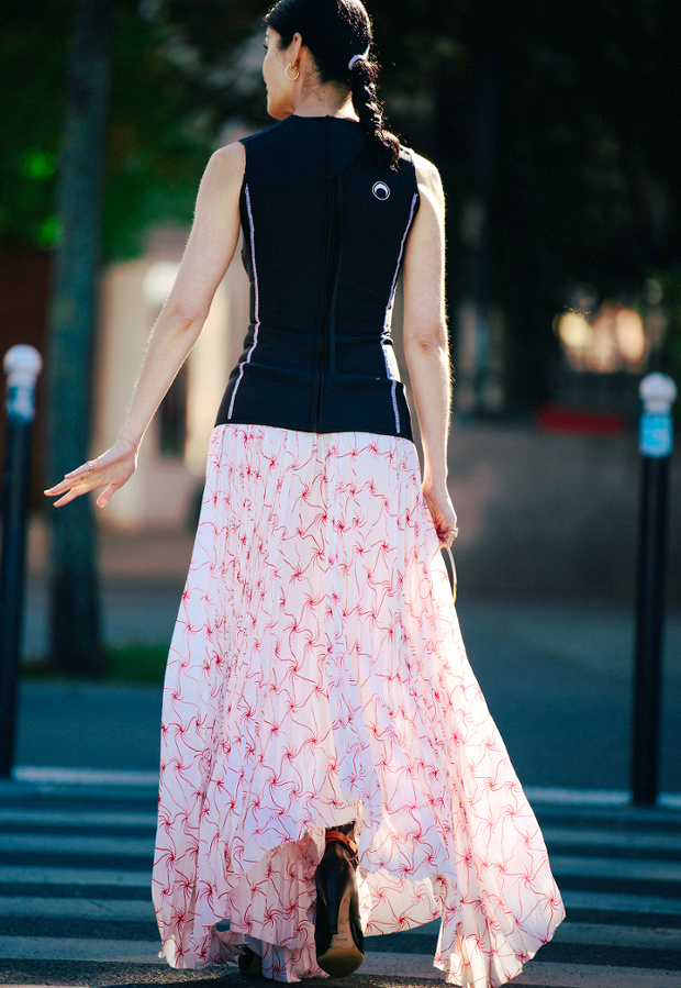 Top sportswear + longue jupe fleurie = le bon mix