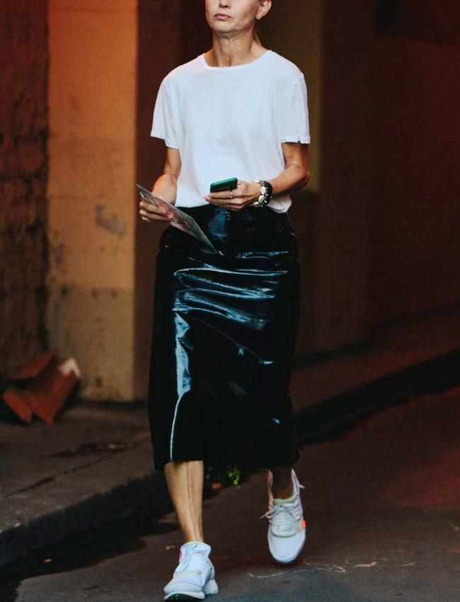 Rien de tel que le duo baskets/tee-shirt blanc pour apaiser une jupe noire en vinyle !