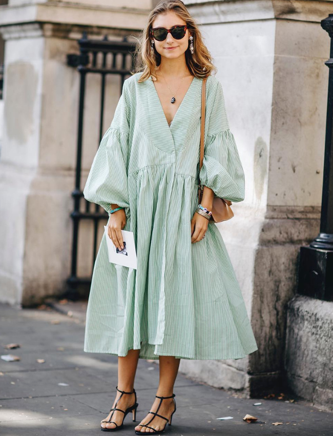 M�lant d�collet� plongeant et talons hauts, cette robe midi ultra ample tire son �pingle du jeu !