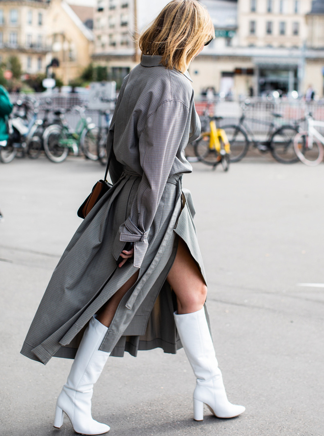 Bottes hautes blanches + long trench gris = le bon mix