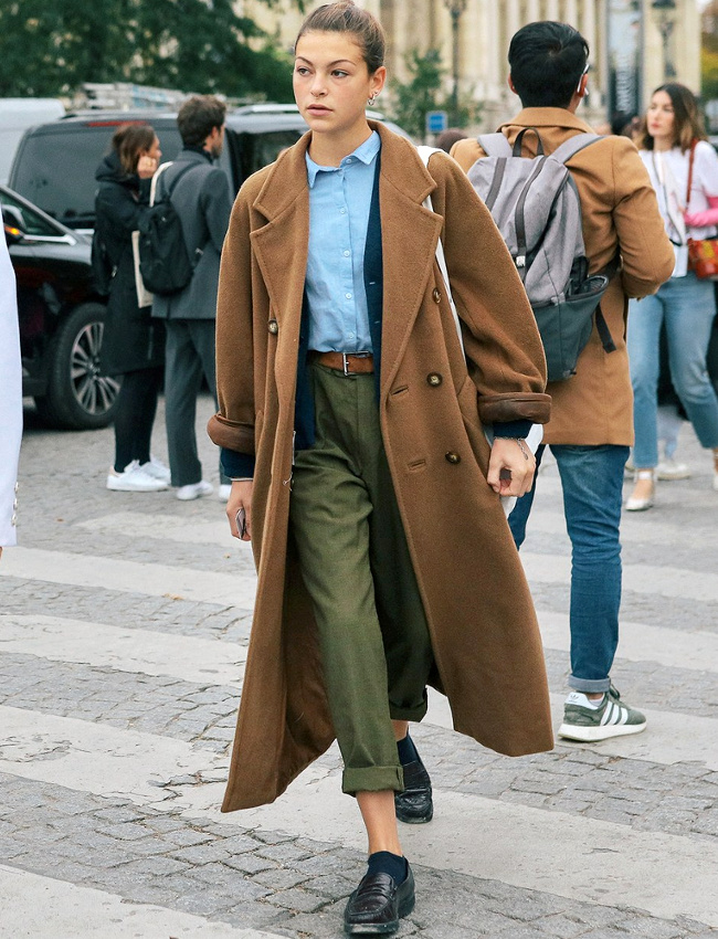 En combinant teintes organiques, manteau l�g�rement trop grand et chignon de danseuse, cette jeune fille a tout bon !